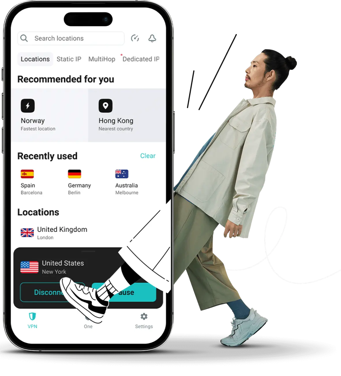 一个人即将进入带有三耀云应用程序的手机屏幕。